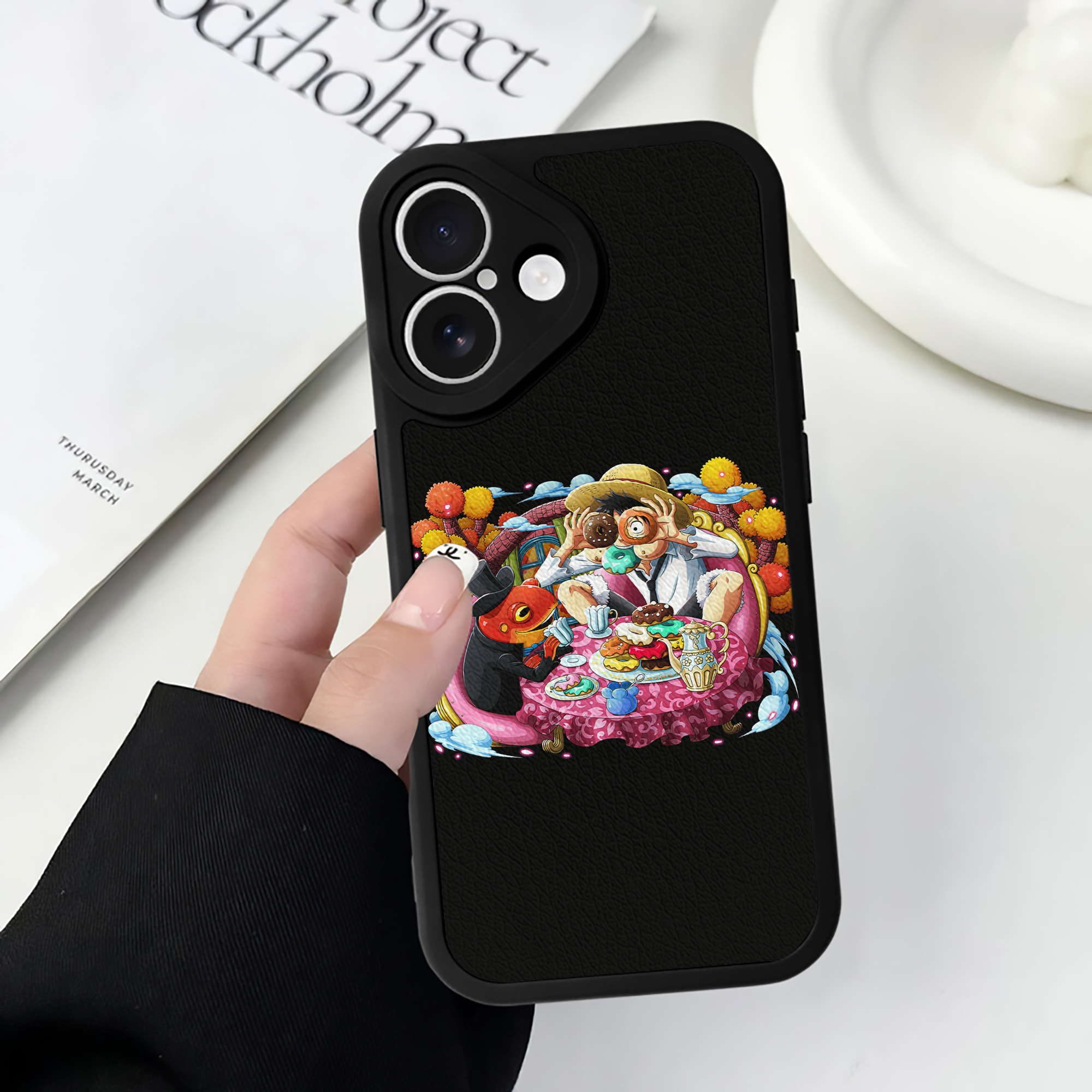 （画像用） ワンピース モンキー・D・ルフィ ONE PIECE Monkey D. Luffy 【iPhone 16シリーズ対応】シリコンスマホケース（レザー調） 材質：シリコン